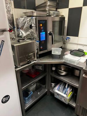 une petite cuisine équipée de nombreux appareils électroménagers