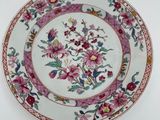 une image représentant une assiette ornée de fleurs, posée sur un fond blanc