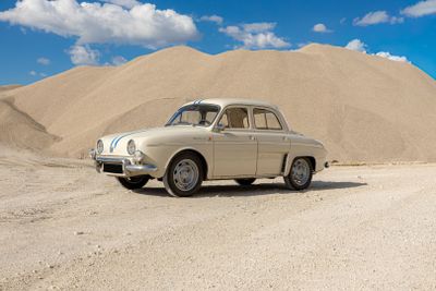 une voiture garée devant une montagne de sable
