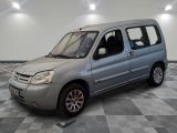 la photo d'une petite camionnette argentée garée dans une pièce
