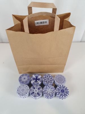 un sac en papier brun contenant des cupcakes bleus et blancs
