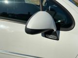 une voiture blanche équipée d'un rétroviseur latéral sur le côté