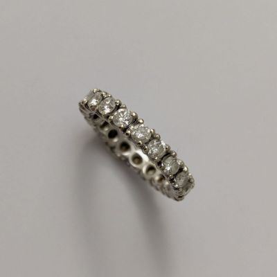 une bague en or blanc avec des diamants sur fond blanc