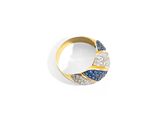 gros plan d'une bague en or avec des diamants bleus et blancs