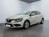 une voiture blanche dans une pièce blanche au sol noir