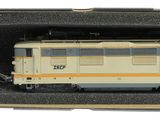 un petit train dans une boîte posée sur une surface blanche