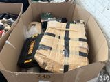 une boîte en carton remplie d'outils et d'autres objets