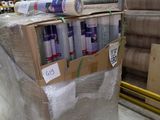 de nombreux rouleaux de papier sur une palette dans un entrepôt