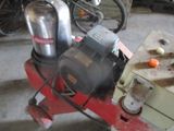 une machine posée sur une table dans un garage