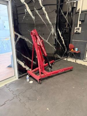 une grue rouge qui est posée dans une pièce