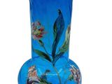 un vase en verre bleu orné d'un motif floral