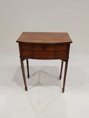 une petite table en bois avec deux tiroirs d'un côté et un tiroir de l'autre côté