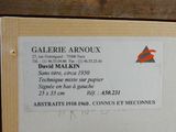 une photo d'une carte de visite posée sur une feuille de papier
