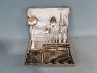 un service en argent dans un coffret en argent contenant des cuillères et des cuillères à soupe