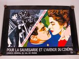 affiche de film français représentant un homme embrassant une femme devant une caméra