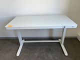 un bureau d'ordinateur blanc avec une étiquette jaune posée dessus