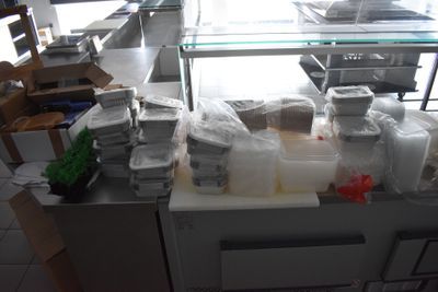 un comptoir sur lequel sont disposés de nombreux plats