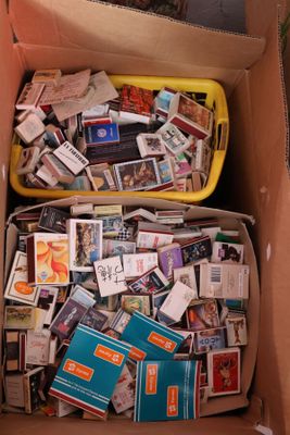 deux cartons remplis de livres et de magazines, posés à l'intérieur d'un carton
