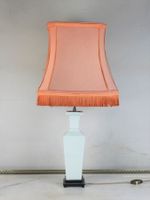 LAMPE en porcelaine céladon de section carrée dans le goût d…