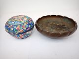 une paire de bols chinois en émail cloisonné et un bol cloisonné
