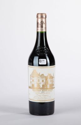 une bouteille de vin posée sur une table blanche