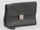 une pochette en cuir noir avec un fermoir en métal