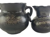 deux vases placés l'un à côté de l'autre