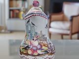 un vase posé sur une table, avec une bibliothèque en arrière-plan
