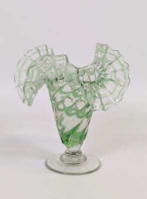 un vase en verre contenant un bouquet de fleurs