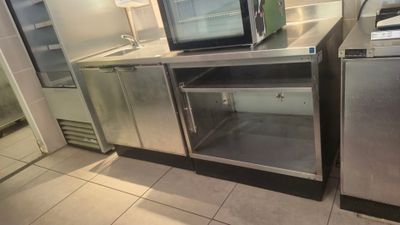 deux micro-ondes posés sur un plan de travail dans une cuisine