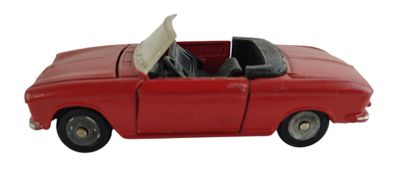 une petite voiture rouge avec une planche de surf posée dessus