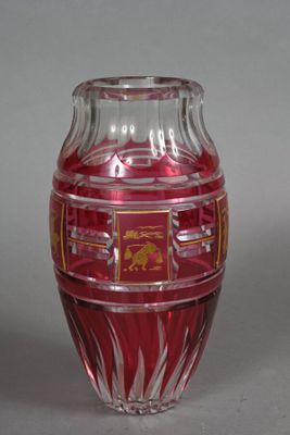 un vase en verre orné d'un motif rouge et or