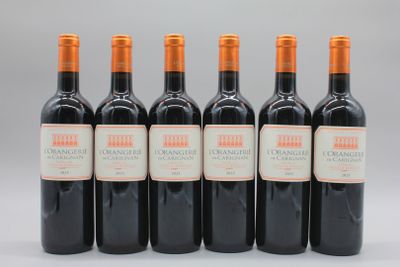 six bouteilles de vin rouge sont alignées