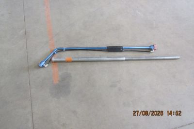 un roitelet et un « wrendriver » couchés par terre