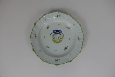 une assiette blanche ornée d'un motif bleu et jaune
