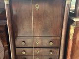 plusieurs meubles, dont une commode et une horloge
