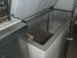 une photo d'un congélateur dans une cuisine professionnelle