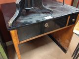 une table surmontée d'une lampe dans une pièce