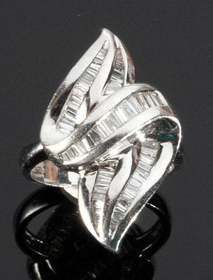 un gros plan d'une bague posée sur une surface noire, avec un fond noir