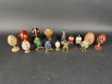 six petites figurines de couleurs et de tailles différentes posées sur une surface noire