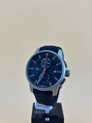 gros plan d'une montre sur un support posé sur une table