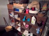 une étagère contenant de nombreux objets dans une pièce