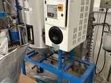une machine posée sur une table dans une pièce