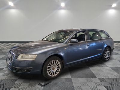 une photo d'un break Audi bleu garé dans un garage