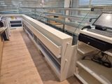 un ordinateur portable posé sur un bureau dans un magasin