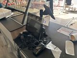 un ordinateur portable posé sur une table devant une fenêtre