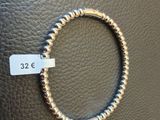 un bracelet orné d'une perle en or et muni d'une étiquette de prix