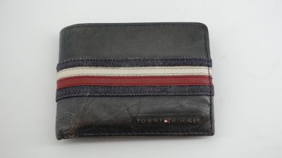 un portefeuille noir à rayures rouges, blanches et bleues