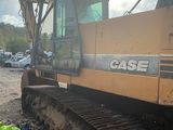 un engin de chantier immobilisé dans la terre