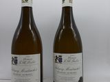 deux bouteilles de vin posées l'une à côté de l'autre sur une table